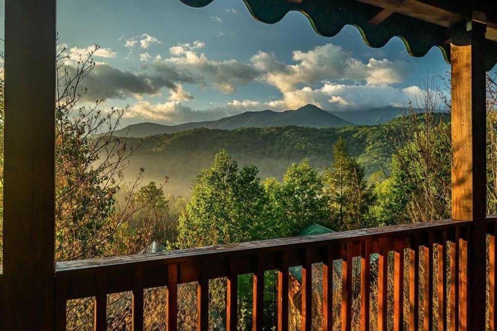 Spacious Smokies Cabin - Hot Tub With Mountain Views Gatlinburg Ngoại thất bức ảnh