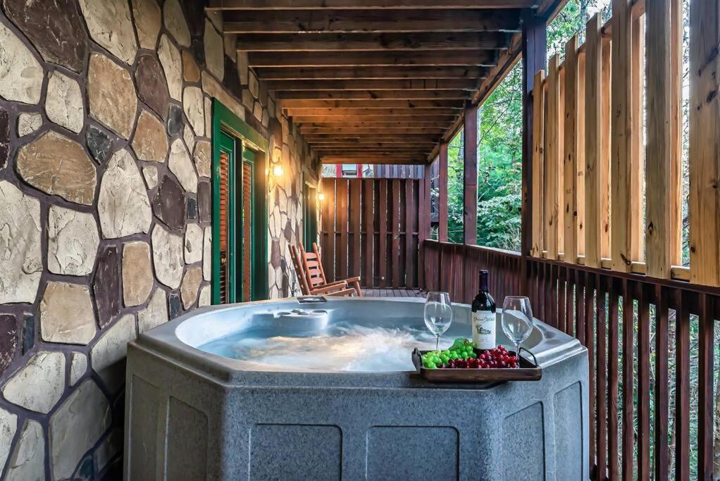 Spacious Smokies Cabin - Hot Tub With Mountain Views Gatlinburg Ngoại thất bức ảnh