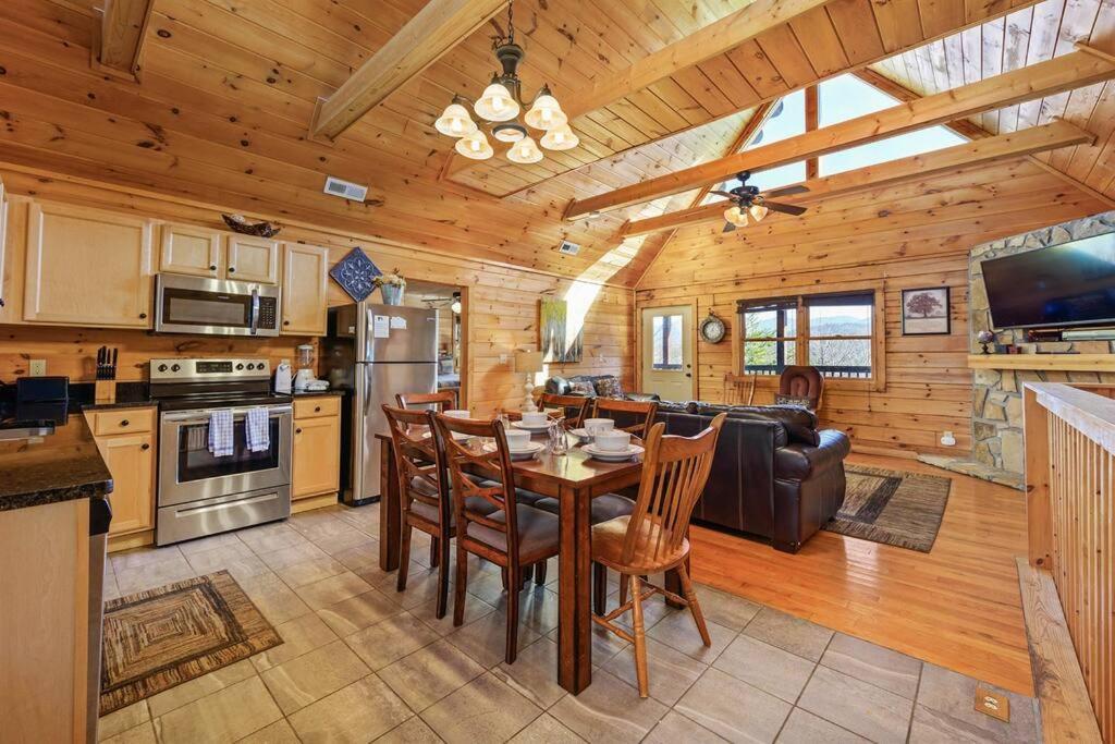 Spacious Smokies Cabin - Hot Tub With Mountain Views Gatlinburg Ngoại thất bức ảnh