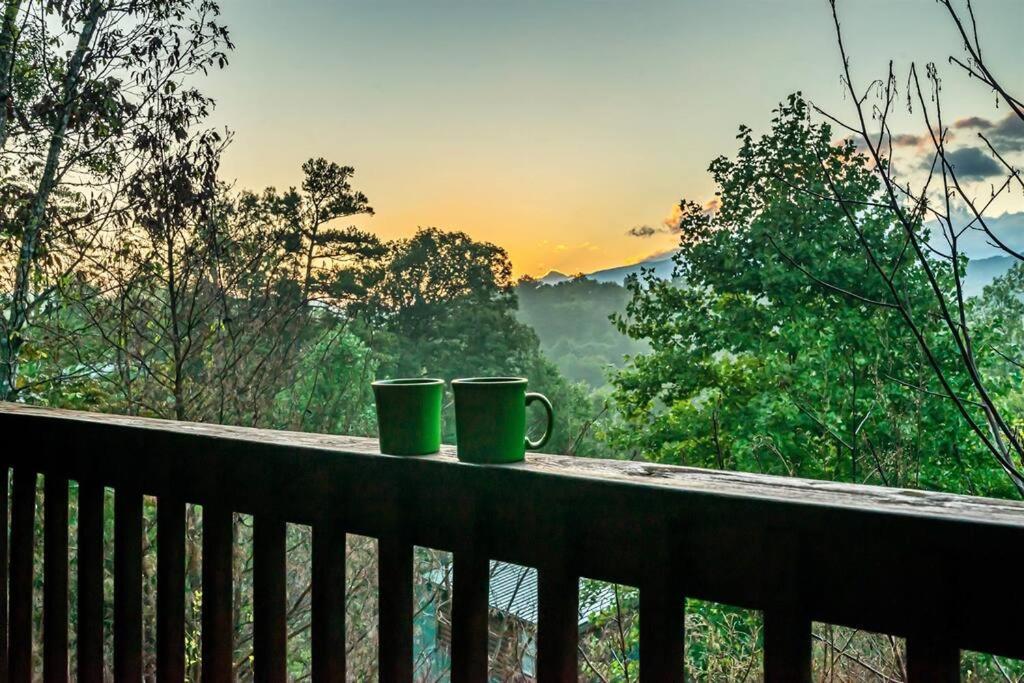Spacious Smokies Cabin - Hot Tub With Mountain Views Gatlinburg Ngoại thất bức ảnh